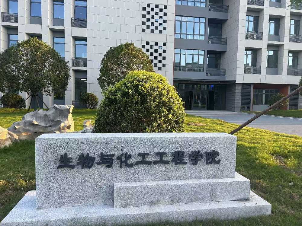 且末县扬州职业大学体育场高杆灯项目